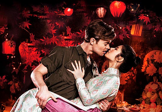 Oedos Kuipers als „GI Chris“ und Vanessa Heinz (Kim)in "Miss Saigon" im Raimund Theater (©Fotos: VBW/Johan Persson)